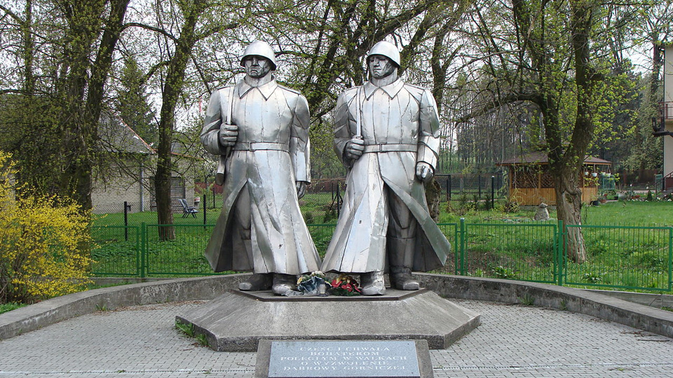 Policja przerywa demontaż pomnika wdzięczności armii sowieckiej w Łośniu. Stowarzyszenie Kursk w tle.
